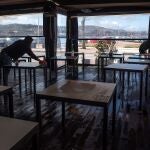 Trabajadores de un restaurante de Toledo preparan hoy el local ante la reapertura de los negocios de hostelería en Castilla-La Mancha