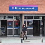 Una persona sale de la estación de metro de Rivas-Vaciamadrid, Madrid (España), a 12 de febrero de 2021. La Consejería de Sanidad ha anunciado hoy que ampliará el cierre perimetral que Rivas-Vaciamadrid mantiene desde el pasado 25 de enero.12 FEBRERO 2021;RIVAS-VACIAMADRID;PERIMETRAL;METRO;COVIDEduardo Parra / Europa Press12/02/2021