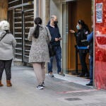 Varias personas con cita previa esperan para entrar en una oficina del SEPE (antiguo INEM), en Valencia.