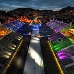 AME5415. RIO DE JANEIRO (BRASIL), 12/02/2021.- Fotografía tomada con un dron que muestra el Sambódromo del carnaval de Río, vacío e iluminado hoy, en Río de Janeiro (Brasil). El Sambódromo, que permanecerá vacío y silencioso entre este viernes y el miércoles de ceniza por la cancelación del Carnaval más famoso de Brasil debido a la pandemia de la covid, contará con una iluminación especial por las noches en homenaje a las víctimas del coronavirus. El espectáculo de luces, simulando un desfile carnavalesco y destacando los diferentes colores de las escuelas de samba cariocas, fue encendido este viernes por el alcalde de Río de Janeiro, Eduardo Paes, en una ceremonia en la que también se rindió tributo a las víctimas de la pandemia. EFE/ Antonio Lacerda