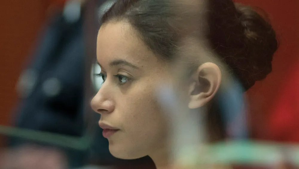 Melissa Guers da vida a la protagonista del turbio drama judicial sobre un brutal asesinato que constituye "La chica del brazalete"