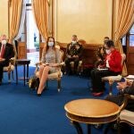 El presidente de Venezuela, Nicolás Maduro (d), durante una reunión con la relatora especial de las Naciones Unidas, Alena Douhan este jueves en Caracas