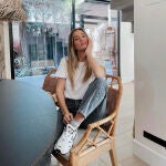 María Pombo con las zapatillas que aman las chicas pijas de Madrid.