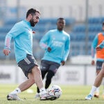 Carvajal, ya recuperado, golpea el balón ante Kroos en el entrenamiento del Real Madrid