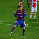 Messi celebra uno de los dos goles que marcó al Alavés
