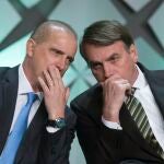 El secretario general de la Presidencia de Brasil, Onyx Lorenzoni, susurra al oído del presidente del país, Jair Bolsonaro, en una imagen de archivo