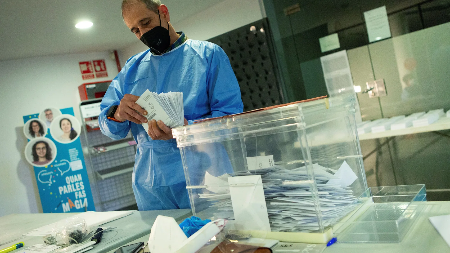 Un miembro de la mesa electoral de El Masnou (Cataluña), con el EPI, hace el recuento de votos para las elecciones al Parlament de Catalunya