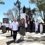 Andrés Manuel López Obrador, acompañado de su esposa Beatriz Gutiérrez, rinden homenaje al héroe de la independencia mexicana, Vicente Guerrero