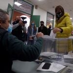 GRAF7344. BARCELONA, 14/02/2021.- La candidata de JxCat a la presidencia de la Generalitat, Laura Borràs acude a votar en la escuela universitaria Salesiana del barrio de Sarrià en Barcelona este domingo acompañada de su marido Xavier Botet (c) y su hija, Marta (i).
