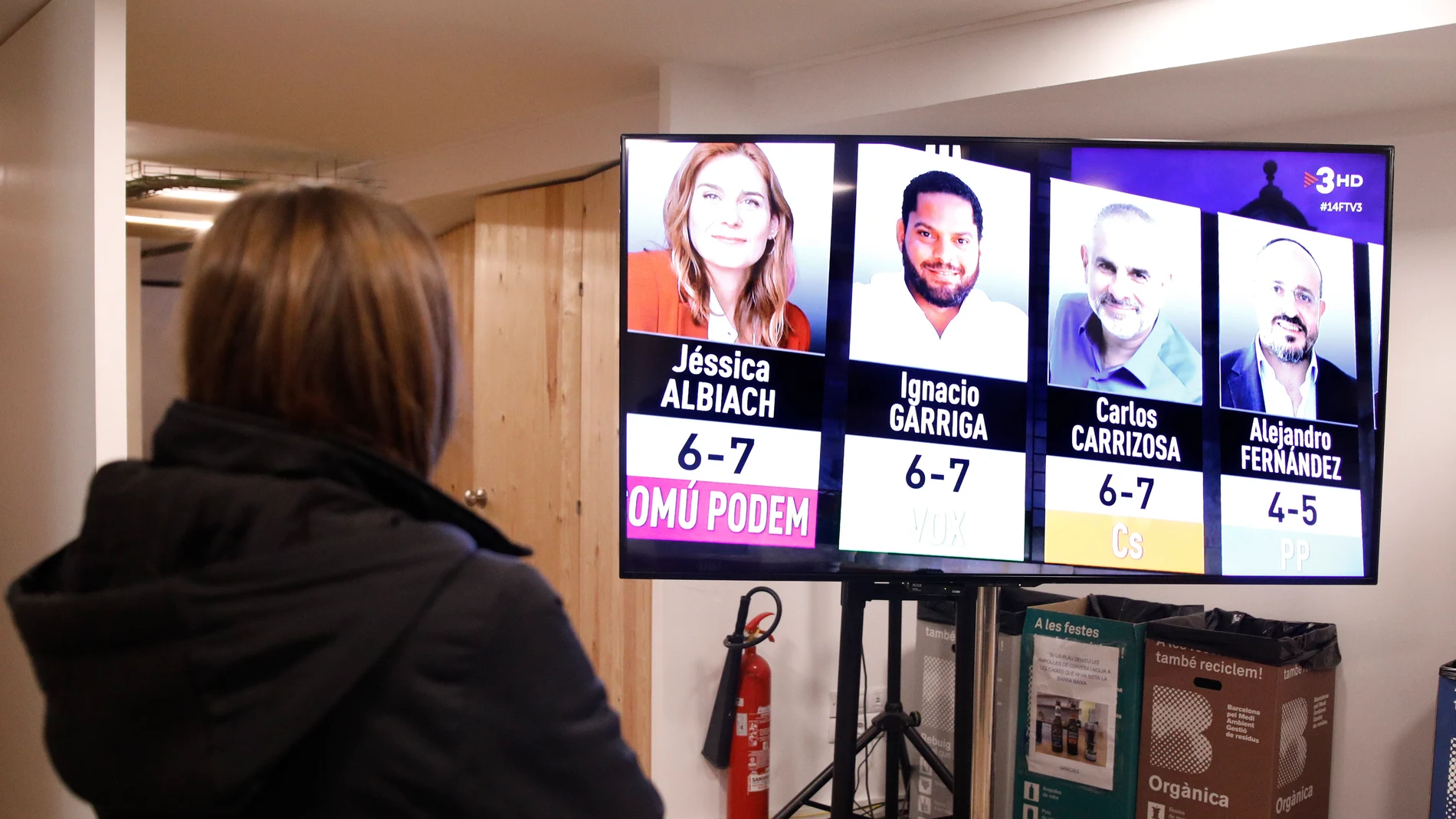 Periodistas observan los primeros sondeos de los componentes de En Comu Podem en la sede del partido