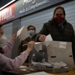 Una hombre vota en una mesa electoral en las elecciones catalanas, el pasado 14 de febrero de 2021