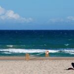 Dos parejas, separadas por una valle que marca los límites de la playa de Alicante y El Campello disfrutan, ayer domingo, del Día de San Valentín, en el tercer fin de semana de confinamiento perimetral de las ciudades de más de 50.000 habitantes en la Comunidad