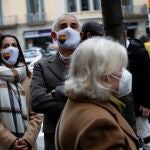 l candidato de Ciudadanos a la presidencia de la Generalitat, Carlos Carrizosa (c), y la presidenta del partido, Inés Arrimadas (i), hacen cola ante el colegio electoral constituido en el Institut d"Educació Contínua de la UPF de Barcelona, para ejercer su derecho al voto este domingo durante las elecciones al Parlament de Cataluña. EFE/Toni Albir