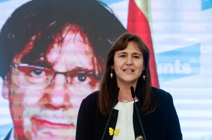 BARCELONA, 14/02/2021.- La candidata de JxCat a la presidencia de la Generalitat, Laura Borràs, con el ex presidente Carles Puigdemont por videoconferencia, valora los resultados de las elecciones al Parlamento de Cataluña celebradas hoy Domingo en el Hotel Barceló Sants de Barcelona.. EFE/Quique Garcia