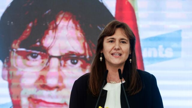 BARCELONA, 14/02/2021.- La candidata de JxCat a la presidencia de la Generalitat, Laura Borràs, con el ex presidente Carles Puigdemont por videoconferencia, valora los resultados de las elecciones al Parlamento de Cataluña celebradas hoy Domingo en el Hotel Barceló Sants de Barcelona.. EFE/Quique Garcia