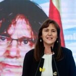 BARCELONA, 14/02/2021.- La candidata de JxCat a la presidencia de la Generalitat, Laura Borràs, con el ex presidente Carles Puigdemont por videoconferencia, valora los resultados de las elecciones al Parlamento de Cataluña celebradas hoy Domingo en el Hotel Barceló Sants de Barcelona.. EFE/Quique Garcia