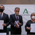 El consejero de la Presidencia, Elías Bendodo (c), junto a los representantes del CSIF y UGT, Germán Girela (i) y Esperanza Morales (d)