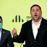 El presidente de ERC, Oriol Junqueras (d) y el candidato a la presidencia de la Generalitat, Pere Aragonès, comparecen para valorar los resultados de las elecciones catalanas que se han celebrado hoy domingo. EFE/Alberto Estévez POOL