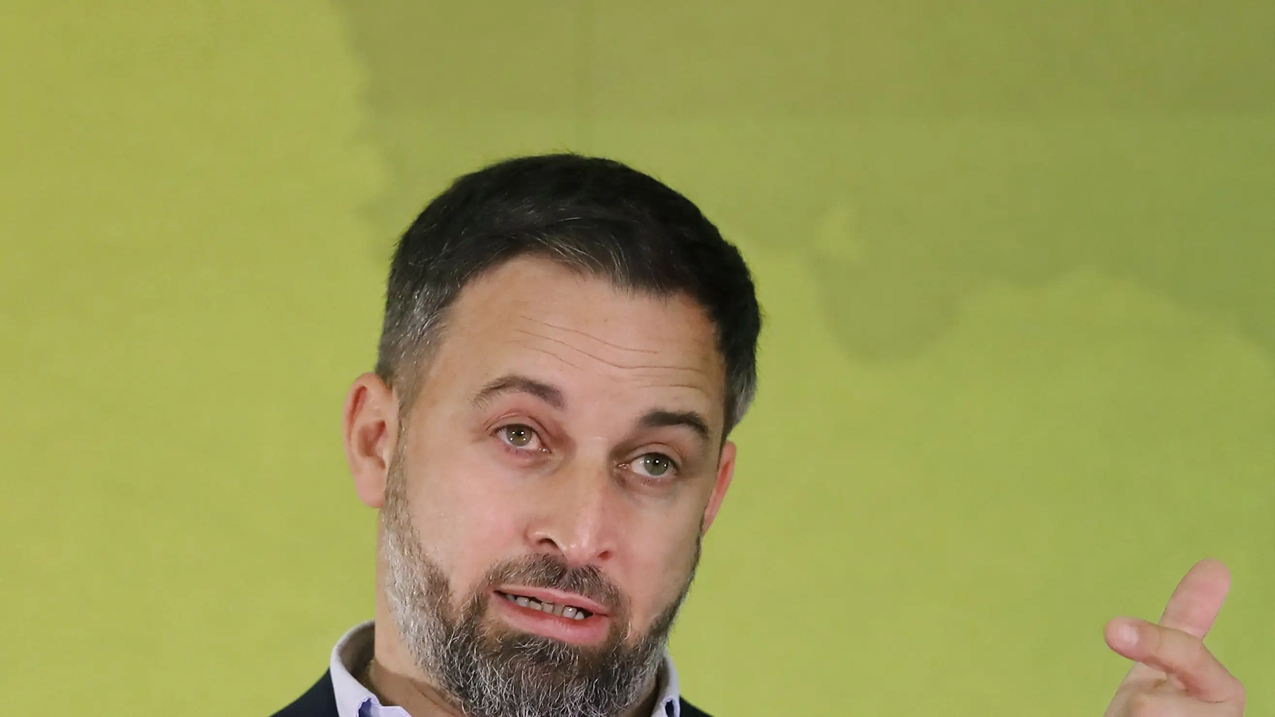 GRAFCAT8425. BARCELONA 15/2/2021.- El líder de Vox, Santiago Abascal, en rueda de prensa desde Barcelona al día siguiente de las elecciones, ha prometido este lunes que su formación ejercerá una "oposición total" al nuevo Govern que se constituya tras las elecciones catalanas del 14F, para construir una "alternativa". EFE/Andreu Dalmau