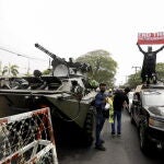 Un manifestante en una calle de Myanmar
