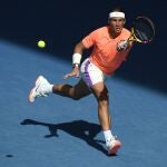 Nadal golpea una derecha en carrera en su duelo de octavos del Open de Australia ante Fognini