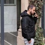 Pablo Hasel habla por teléfono en el rectorado de la Universidad de Lleida