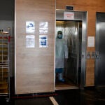 Un sanitario con un EPI en el Hotel Holiday Inn Las Tablas habilitado por el Gobierno regional para atender a personas y familias sin hogar positivos por COVID-19 en Madrid