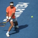 Nadal, preparado para dar una pelota de revés en el partido de octavos de final del Open de Australia ante Fognini