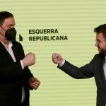 El candidato de ERC a la presidencia de la Generalitat, Pere Aragonès, y el presidente del partido, Oriol Junqueras, celebran los resultados de las elecciones catalanas que se han celebrado este domingo.