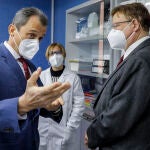 El ministro de Ciencia e Innovación, Pedro Duque (i), y el presidente de la Generalitat, Ximo Puig (d), durante su visita al Instituto de Biomedicina de Valencia, en la Comunidad Valenciana