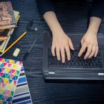 Hacer malabares entre la vida familiar y el trabajo es todo un desafío, pero el virus Covid-19 ha traído la educación a casa y ha mezclado estos dos ámbitos de la vida.