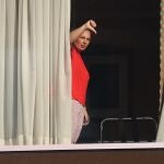 Una pasajera obligada a mantener la cuarentena en el hotel Radisson Blu Edwardian de Heathrow se asoma a la ventana con un gesto de desaprobación por la medida adoptada por el Gobierno británico