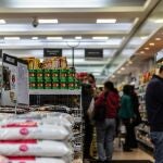 Gente comprando en un supermercado