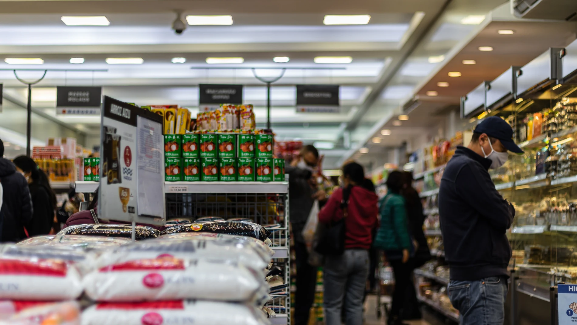 Gente comprando en un supermercado