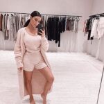 Kim Kardashian con pijama 'cozzy' de su firma.