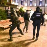Dos agentes de la Policía Nacional durante una concentración en rechazo al encarcelamiento de Pablo Hasel, en ValenciaJorge Gil / Europa Press16/02/2021