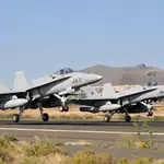 Dos F-18 despegan de la base aérea de Gando.