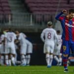 Leo Messi muestra su enfado después de un gol del PSG.