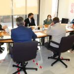 Imagen de la reunión que ha mantenido esta tarde la consellera, Ana Barceló, con el secretario autonómico de turismo, Francesc Colomer y el sector de la hostelería y el ocio