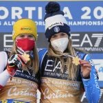 La italiana Marta Bassino, a la derecha, y la austriaca Katharina Liensberger muestran sus medallas de oro después del eslalon gigante paralelo, en los Campeonatos del Mundo de esquí alpino en Cortina d'Ampezzo, Italia, el martes 16 de febrero de 2021. La final femenina de dos carreras entre Marta Bassino y Katharina Liensberger terminó en un empate, y los organizadores declararon inicialmente a la italiana como ganadora y luego la plata de Katharina Liensberger se convirtió en un segundo oro. (AP Photo/Giovanni Auletta)