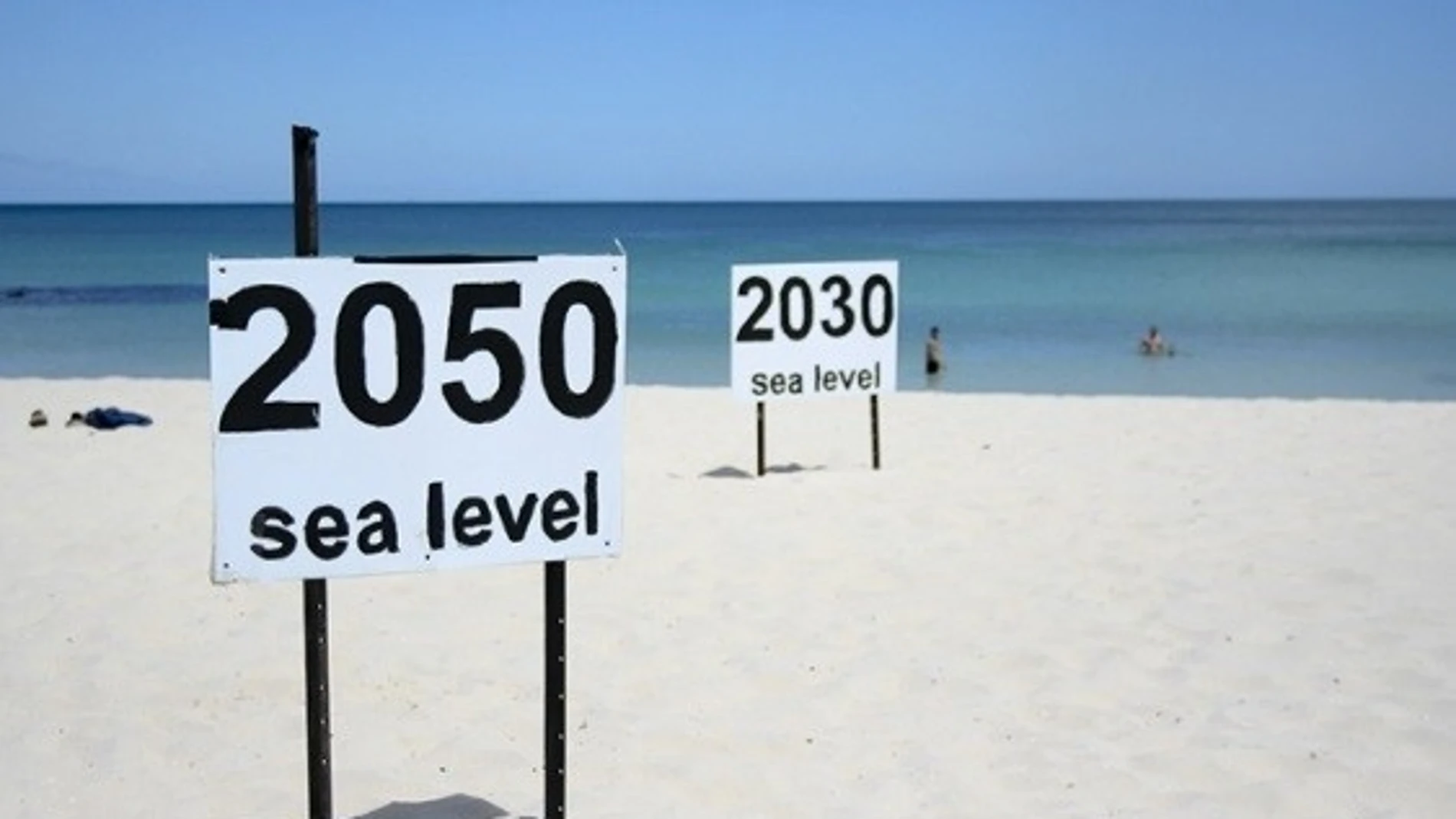 Pie: El nivel del mar es lo que se usa como referencia para medir alturas de montañas y pueblos, pero no es una medida tan precisa como parece. En la imagen, subida del nivel del mar estimada para los próximos años.