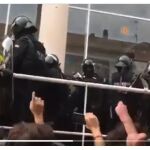 Un momento de los incidentes en los que se ve a los agentes con casco y con la cara tapada