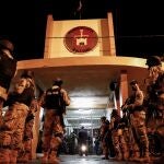 Miembros de la policía vigilan la cárcel de Tacumbú, en Paraguay, donde se organizó un motín