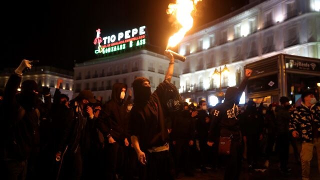 Manifestantes se enfrentan a los agentes de la policía antidisturbios durante una protesta ilegal por la detención del rapero Pablo Hasél