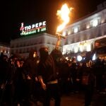 Manifestantes se enfrentan a los agentes de la policía antidisturbios durante una protesta ilegal por la detención del rapero Pablo Hasél