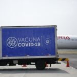 Imagen de archivo de un avión que transporta vacunas