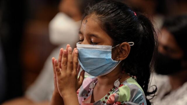 Una niña de Sri Lanka reza durante la misa del Miércoles de Ceniza, el pasado17 de Febrero en la iglesia de St. Anthony, en Colombo, Sri Lanka