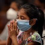 Una niña de Sri Lanka reza durante la misa del Miércoles de Ceniza, el pasado17 de Febrero en la iglesia de St. Anthony, en Colombo, Sri Lanka