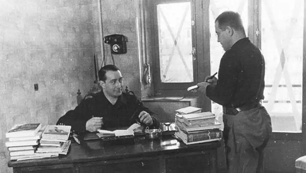 Manuel Hedilla trabajando en su despacho