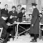 Recuento de votos en una mesa electoral de febrero del 36